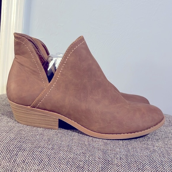 Universal Threads tan ankle boot, size 11. - Picture 2 of 12